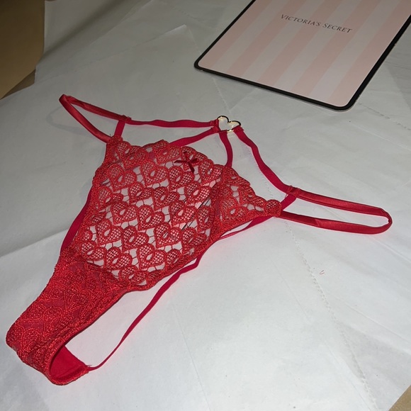 Victoria’s Secret
Sweetheart Lace Ouvert Cheeky Panty♥️
Red Lipstick
X - Picture 12 of 14